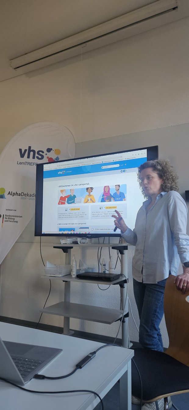 Vhs Mitarbeiterin moderiert am Smartboard.