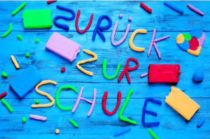 Bild mit einem Schriftzug: Zurück zur Schule.