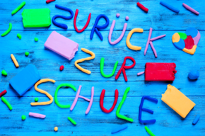 Bild mit einem Schriftzug: Zurück zur Schule.