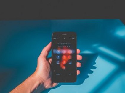 Eine Hand die ein Smartphone hält.