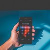 Eine Hand die ein Smartphone hält.