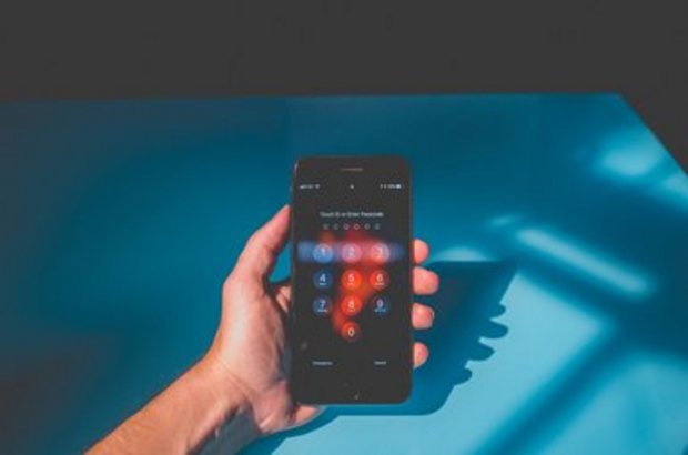 Eine Hand die ein Smartphone hält.