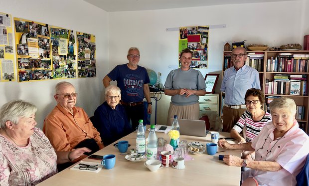 Senioren rund um einem Tisch.