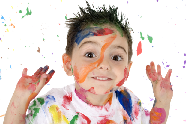 mit Farbe bekleckster Junge