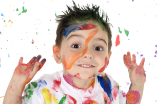 Mit Farbe bekleckster Junge.