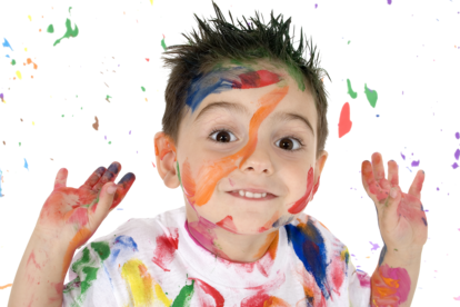 Mit Farbe bekleckster Junge.