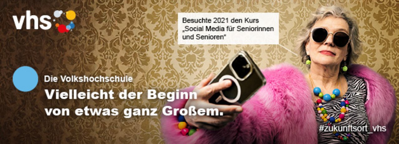 Eine Seniorin, die ein Smartphone in der Hand hat. 
