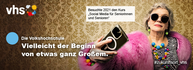 Eine Seniorin, die ein Smartphone in der Hand hat. 